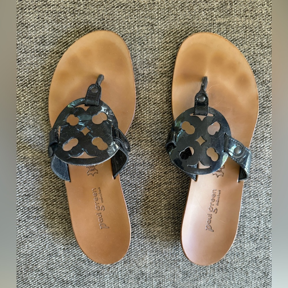Paul Green Black Patent Flipflop Sandal Medallion